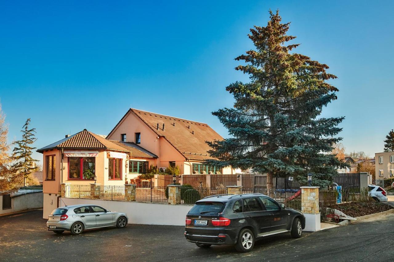 Penzion Al Capone Mníšek Mnísek pod Brdy Exterior foto